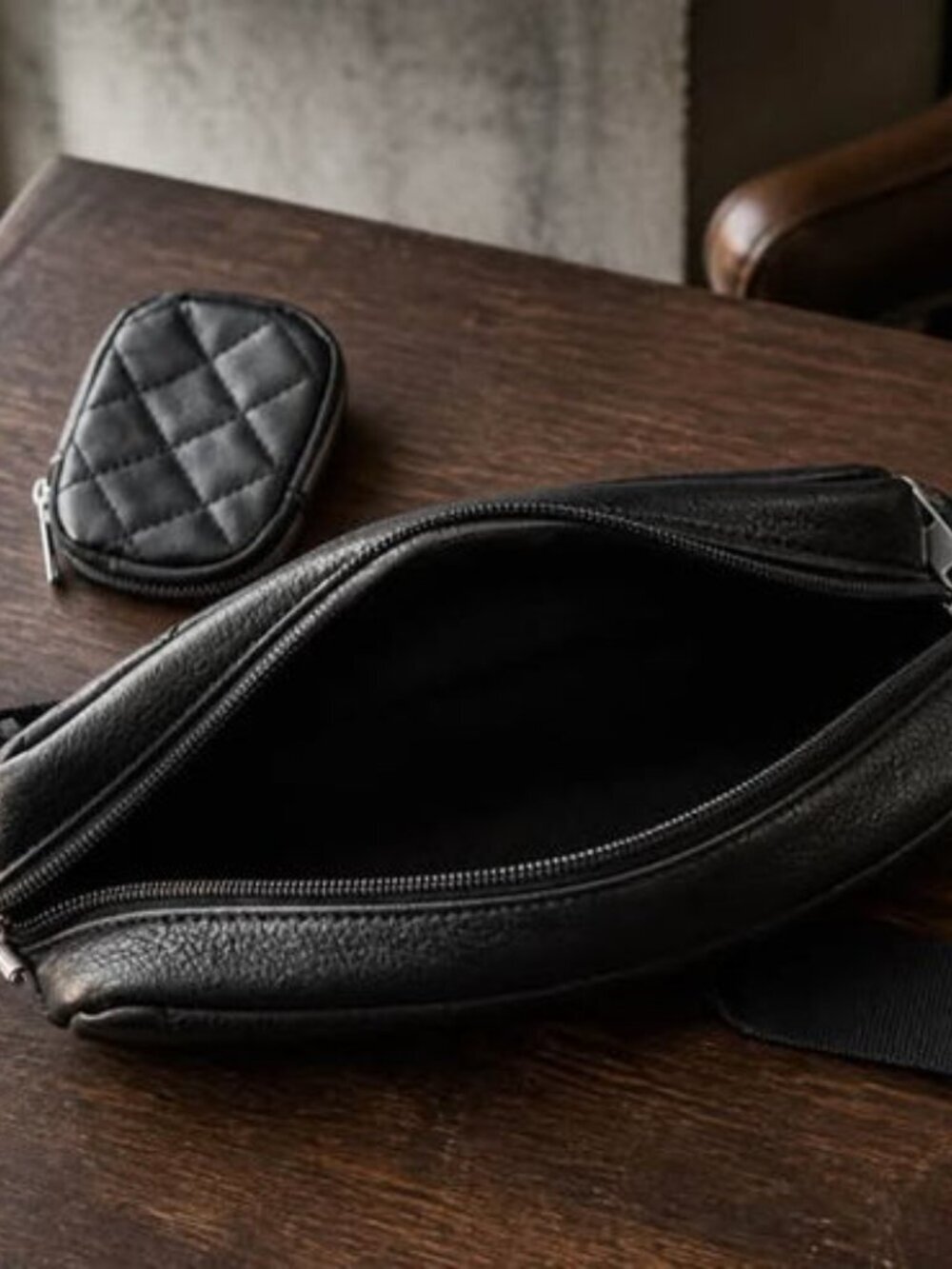 Black Quilted Crossbody Bag Wide Logo Strap Coin Pouch Purse Preowned - Picture 3 of 4